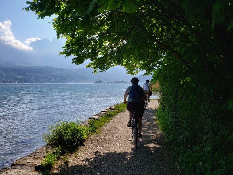 Bord du lac d'Annecy à Vélo