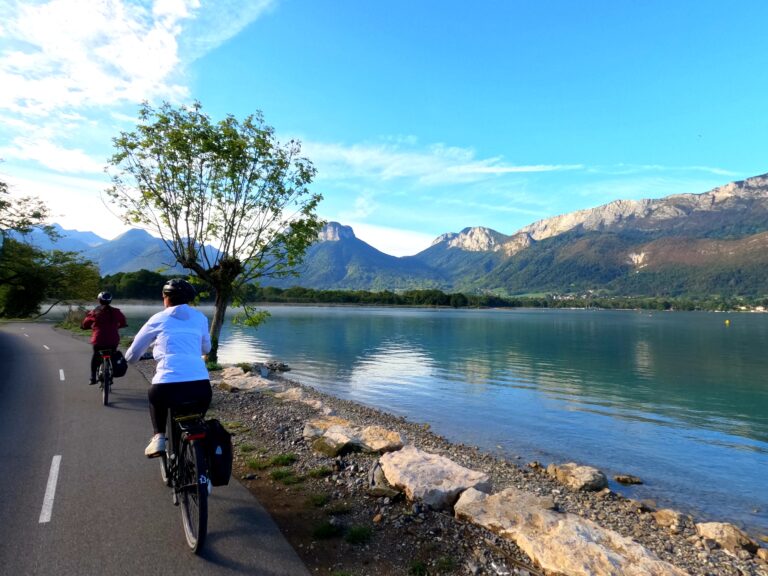 Balade à vélo le long du lac à Talloires