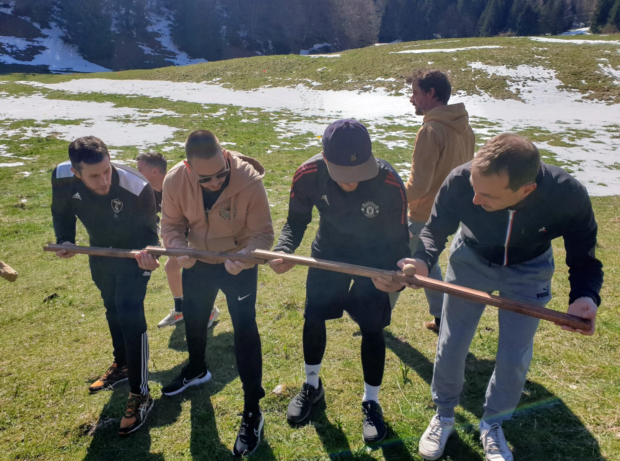 Jeux de la goulotte à billes lors d'une olympiade en Savoie