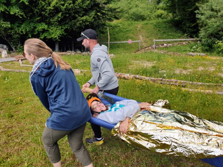 Atelier Brancardage lors d'une Olympiade famille en Savoie