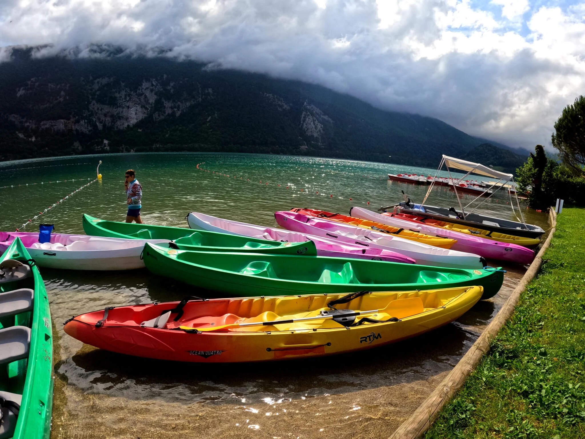Canoës et kayaks colorés au bord du lac d'Aiguebelette