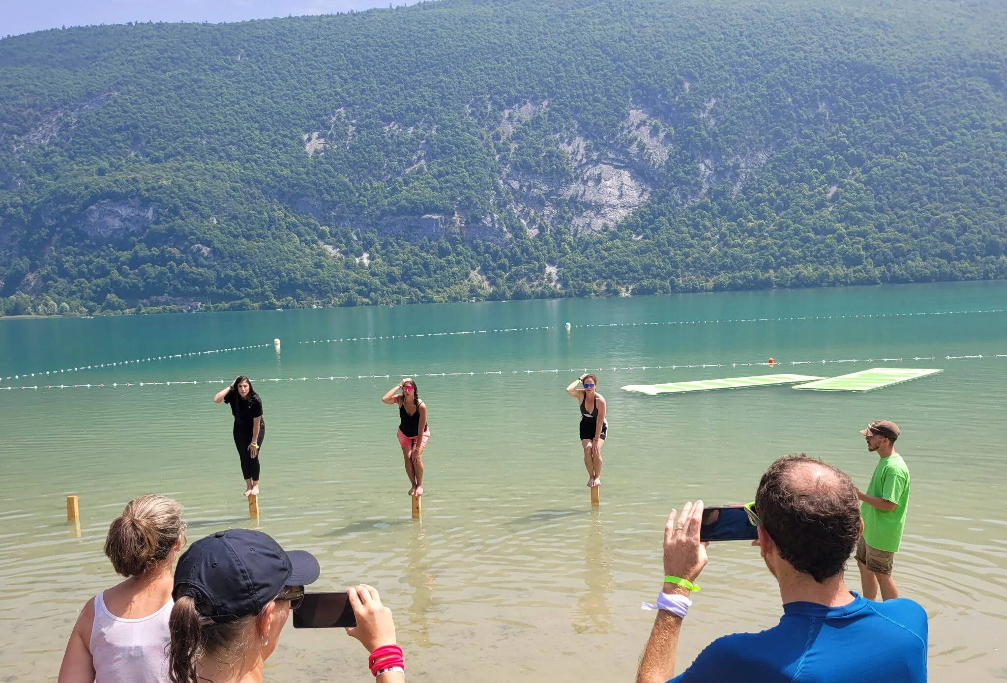 Épreuve des poteaux dans le lac d'Aiguebelette pendant le Challenge Lanta Lake