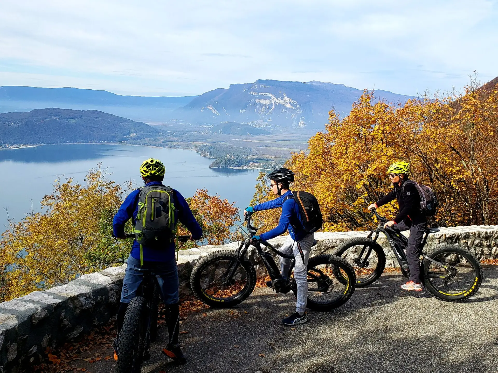 Une belle vue sur le lac du Bourget depuis la route du col de la Chambotte