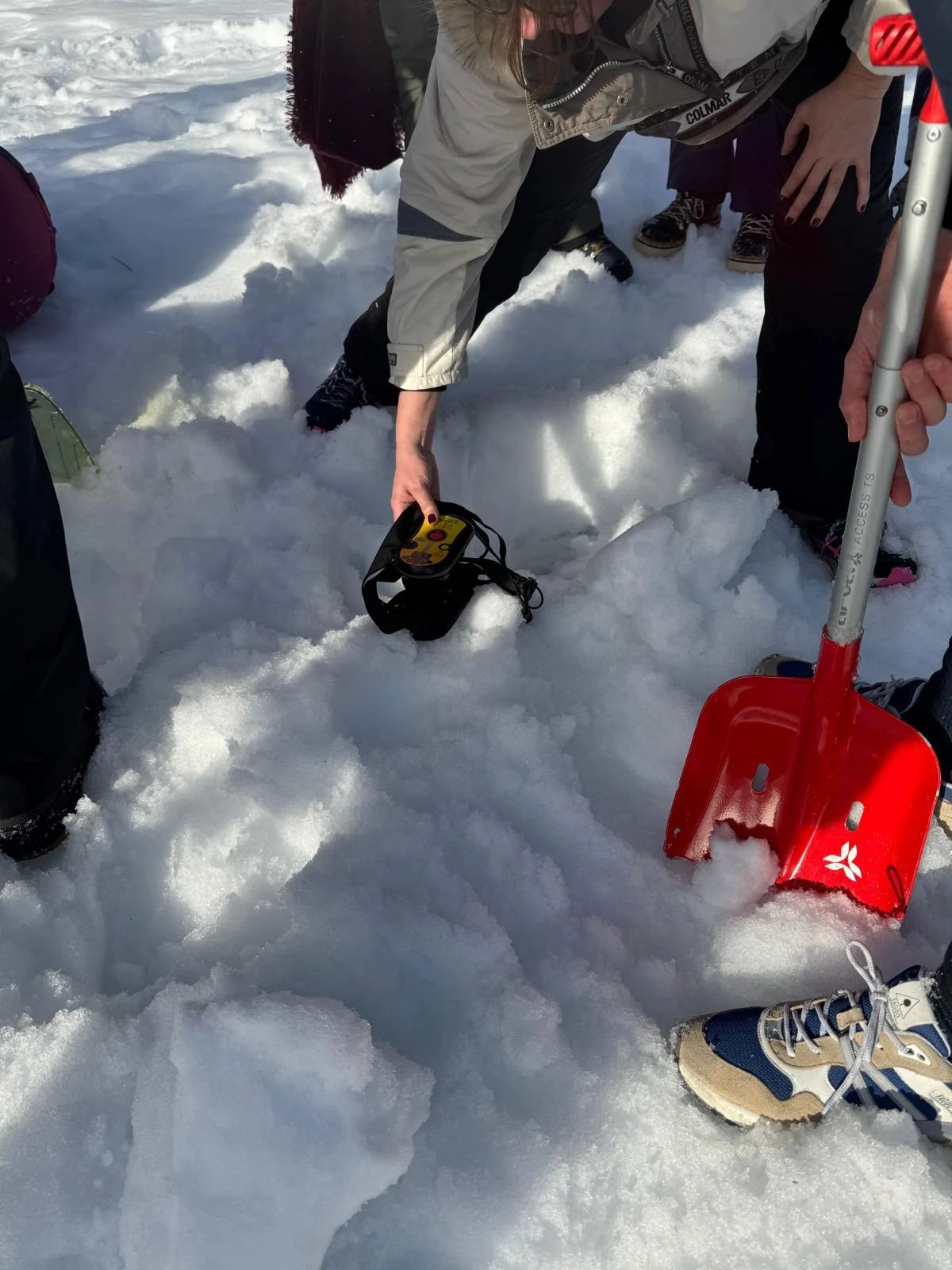 Atelier recherche de victimes d'avalanche : un DVA retrouvé sous la neige