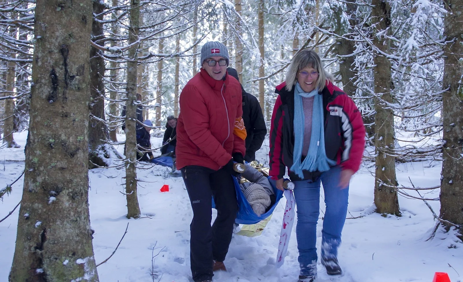 Parcours de brancardage en forêt pendant l'escape game à La Féclaz