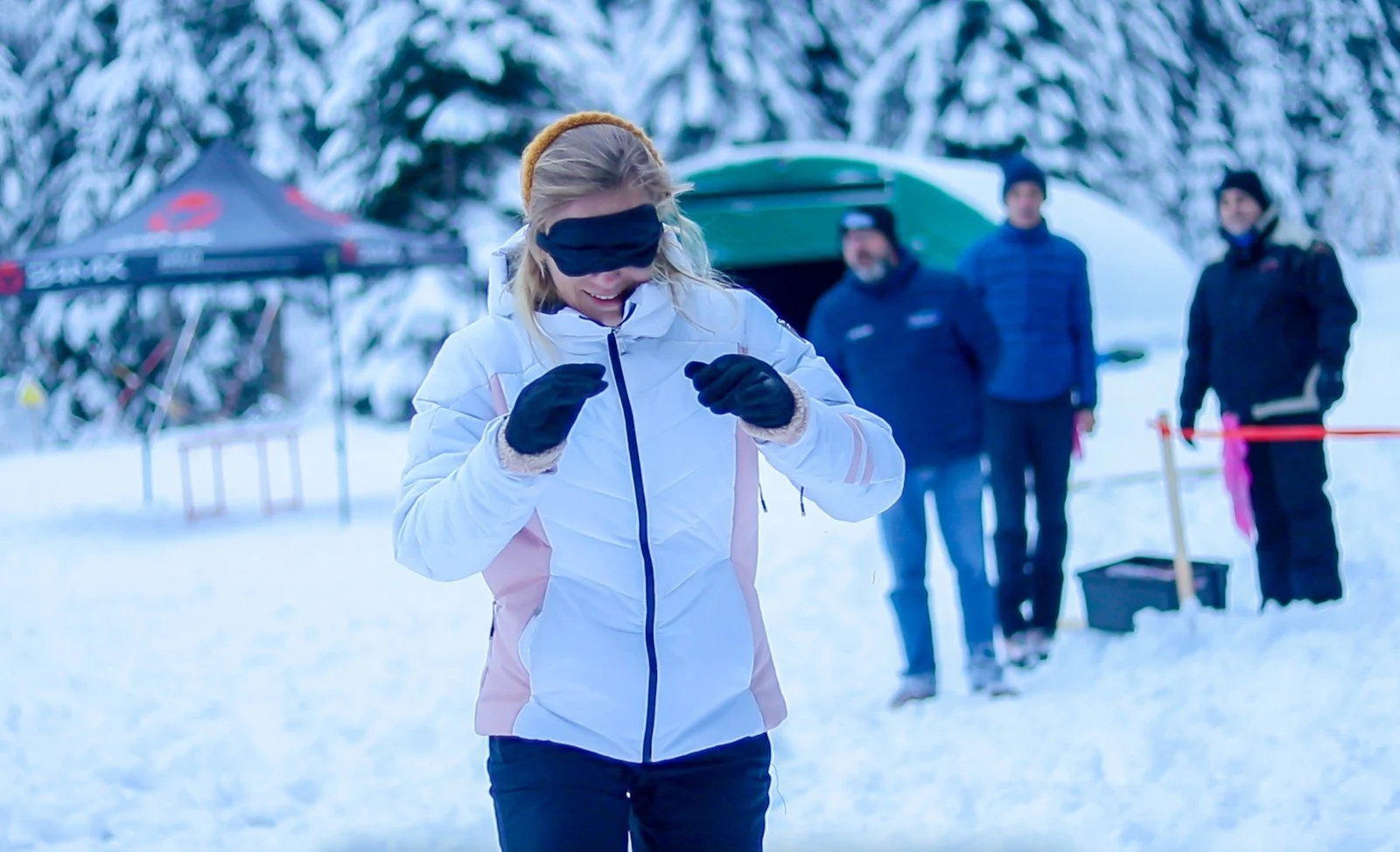 Participante aux yeux bandés pendant les olympiades des neiges au Revard