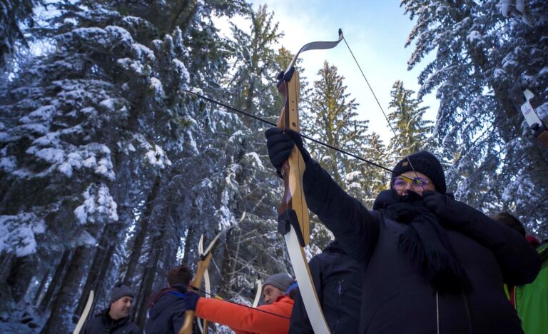 Tir à l'arc à la Feclaz lors d'une activité de groupe